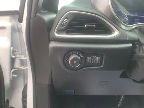Used 2025 Chrysler Pacifica Select FWD image 13