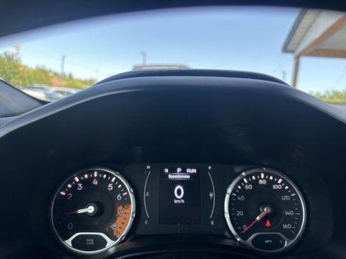 Used 2018 Jeep Renegade Latitude FWD image 27