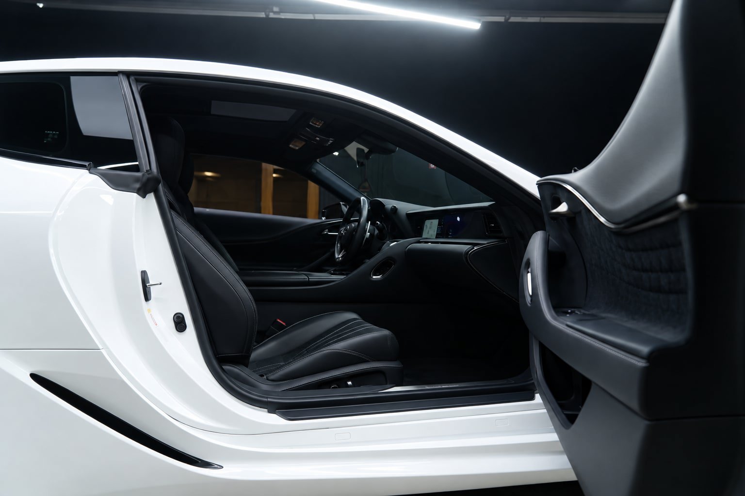 Used 2018 Lexus LC 500 Coupe w/ Touring Package RWD image 12