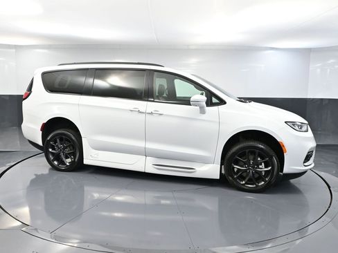 Used 2022 Chrysler Pacifica Touring-L w/ Uconnect Theater Family Group image 4