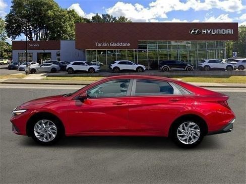 Used 2026 Hyundai Elantra Hybrid FWD image 3