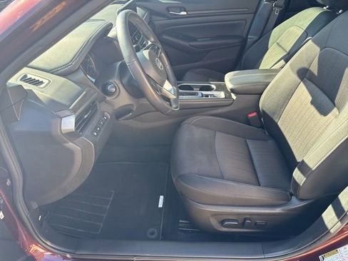 Used 2024 Nissan Altima 2.5 SV w/ SV Premium Package image 10