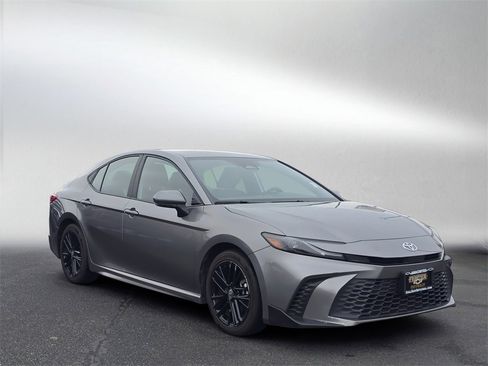 Used 2025 Toyota Camry SE image 1