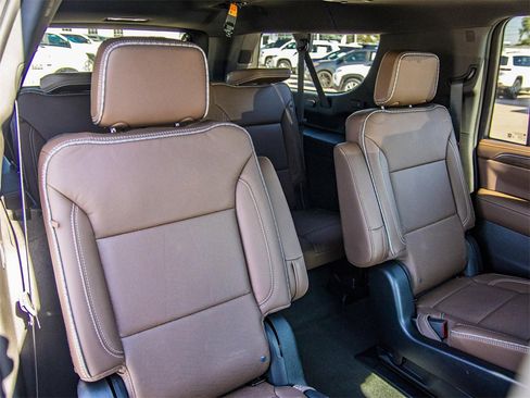 Used 2024 Chevrolet Suburban High Country image 24