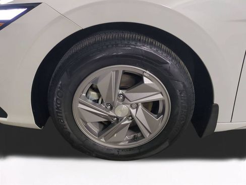 Used 2025 Hyundai Elantra SE FWD image 11