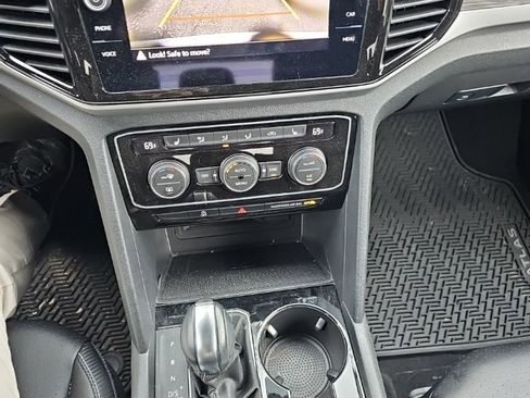 Used 2023 Volkswagen Atlas Cross Sport SE w/ Panoramic Sunroof Package FWD image 3