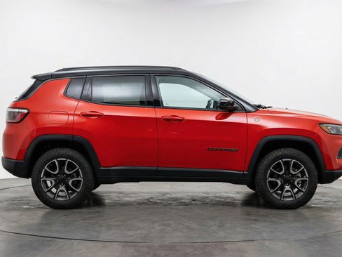 Used 2025 Jeep Compass Trailhawk image 11