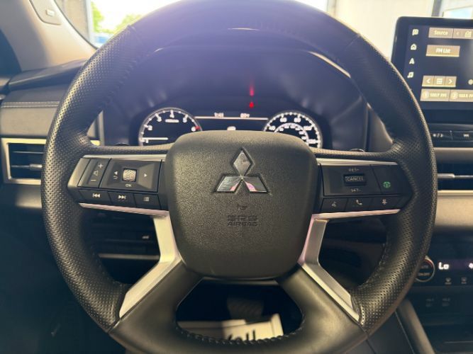 Used 2025 Mitsubishi Outlander SE FWD image 22