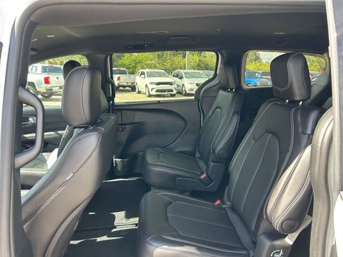 New 2026 Chrysler Pacifica Select FWD image 24