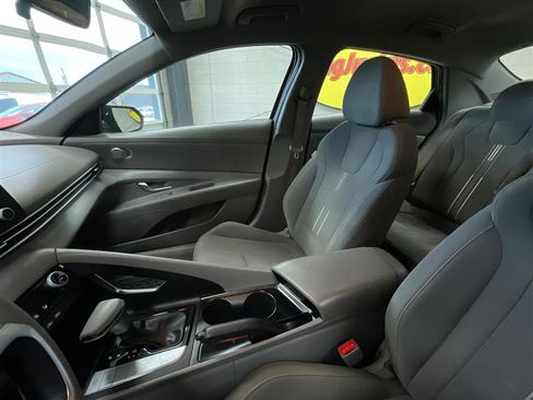 Used 2022 Hyundai Elantra SEL image 11