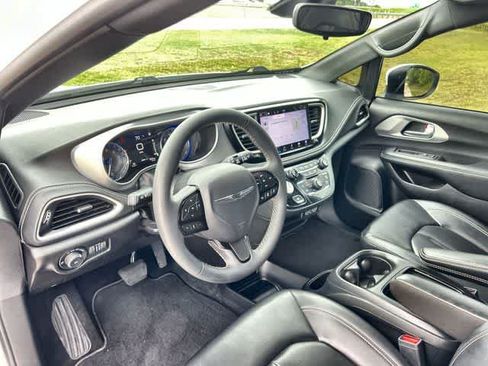 Used 2023 Chrysler Pacifica Touring-L w/ S Appearance Package FWD image 15