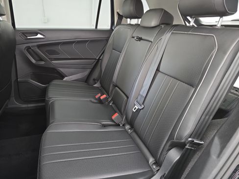 Used 2022 Volkswagen Tiguan SE w/ Panoramic Sunroof Package AWD/4WD image 14