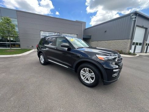 Used 2023 Ford Explorer XLT w/ Equipment Group 202A AWD/4WD image 3