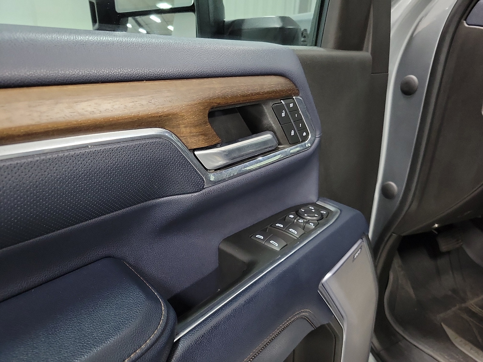 Used 2024 Chevrolet Silverado 2500 High Country w/ LPO, Dark Essentials Package AWD/4WD image 11