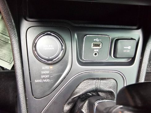 Used 2020 Jeep Cherokee Latitude Plus w/ Comfort/Convenience Group AWD/4WD image 41