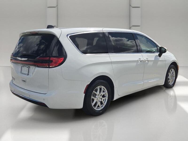 Certified 2023 Chrysler Pacifica Touring-L FWD image 5