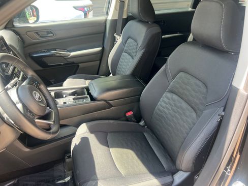 Used 2025 Nissan Pathfinder SV image 35