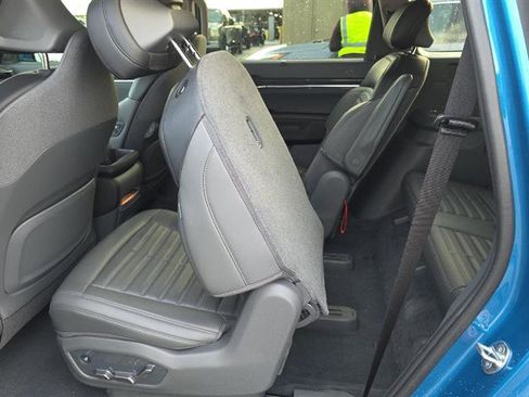 Used 2024 Kia EV9 Land image 10