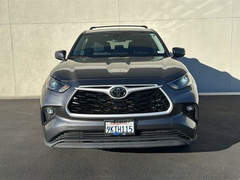 Used 2024 Toyota Highlander LE image 2