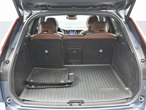 Used 2022 Volvo XC60 B5 Momentum w/ Climate Package image 16