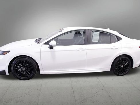 Used 2025 Toyota Camry SE image 2