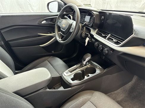 Certified 2025 Chevrolet Trax LS image 25