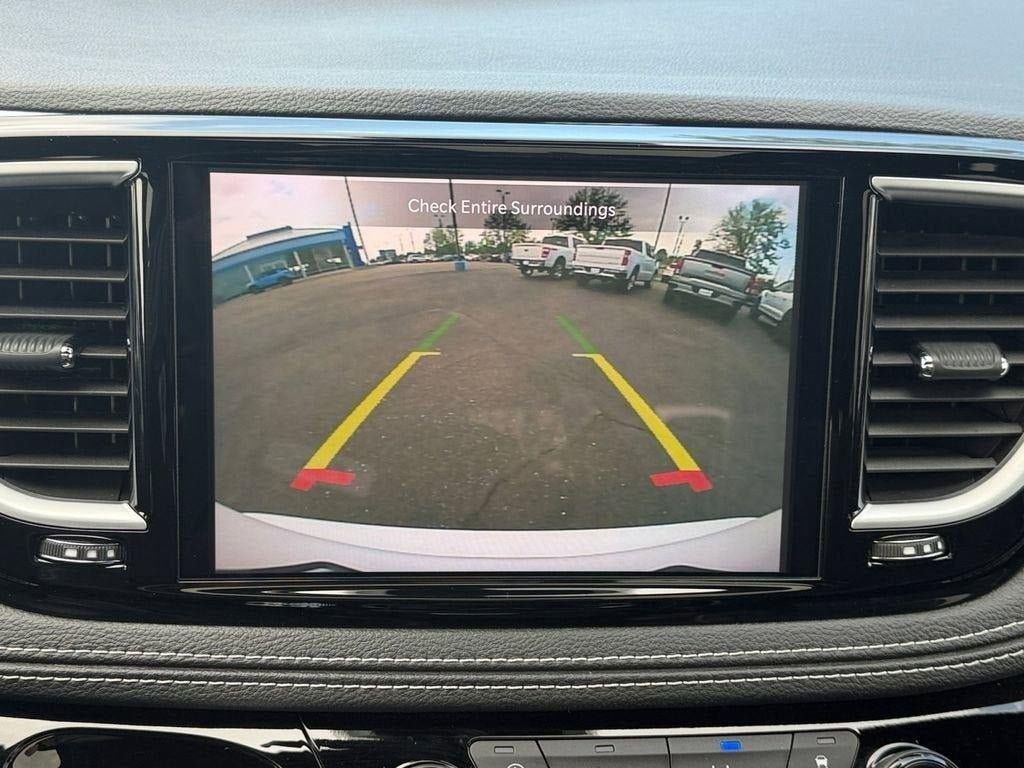 Used 2025 Chrysler Pacifica Limited FWD image 19