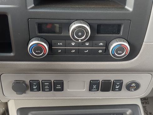 Used 2014 Nissan NV 3500 SL w/ Technology Package RWD image 27