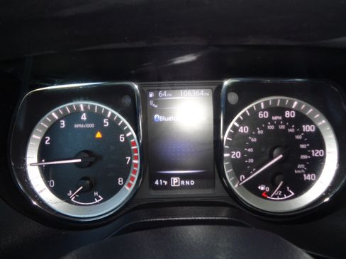 Used 2018 Nissan Titan SV w/ SV Convenience Package image 18