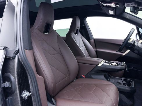 Used 2023 BMW iX xDrive50 w/ Sport Package image 34