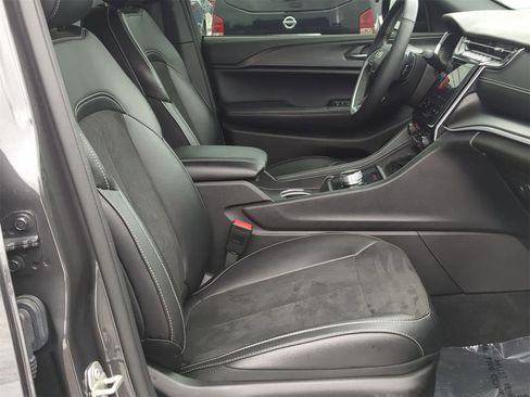 Certified 2024 Jeep Grand Cherokee Altitude image 28