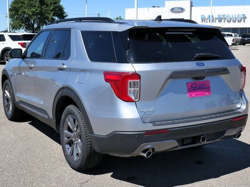 Used 2022 Ford Explorer XLT w/ Equipment Group 202A AWD/4WD image 9