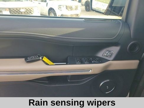 Used 2024 Ford Expedition Limited image 18