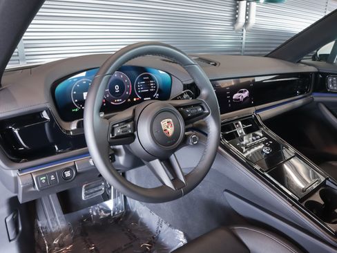 Used 2025 Porsche Panamera image 4
