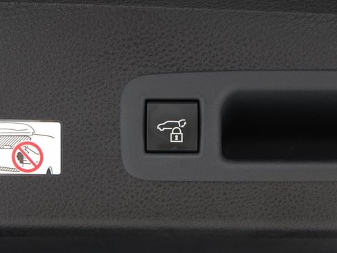 Used 2025 Toyota Sienna XLE Woodland Edition image 9