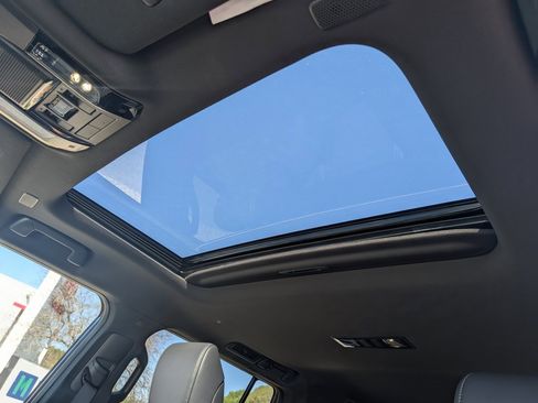 Used 2025 Lexus GX 550 w/ Accessory Package (Z1) image 18