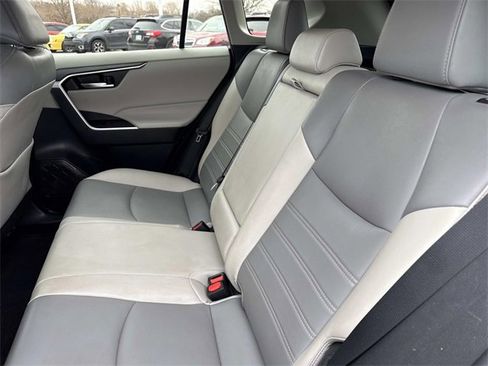 Used 2021 Toyota RAV4 XLE Premium image 18