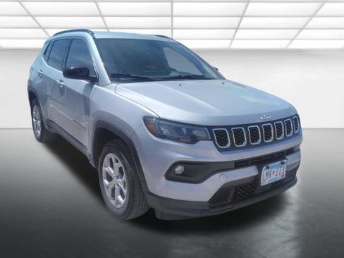Used 2024 Jeep Compass Latitude AWD/4WD image 2