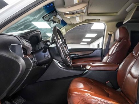 Used 2017 Cadillac Escalade Luxury AWD/4WD image 9