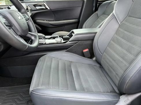 Used 2025 Mitsubishi Outlander SE FWD image 20
