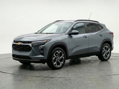 Used 2025 Chevrolet Trax LT FWD image 3