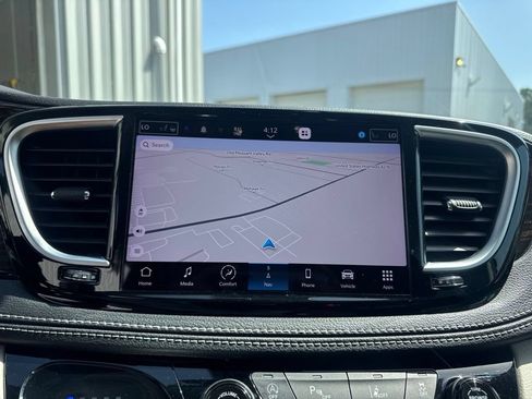 Used 2023 Chrysler Pacifica Limited w/ Uconnect Theater Family Group FWD image 32
