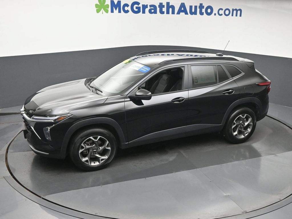 Used 2025 Chevrolet Trax LT w/ Driver Confidence Package FWD image 22