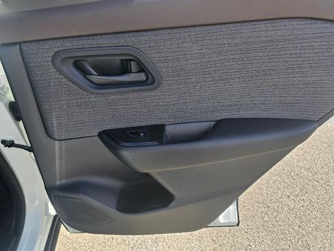 Used 2023 Nissan Rogue S image 18