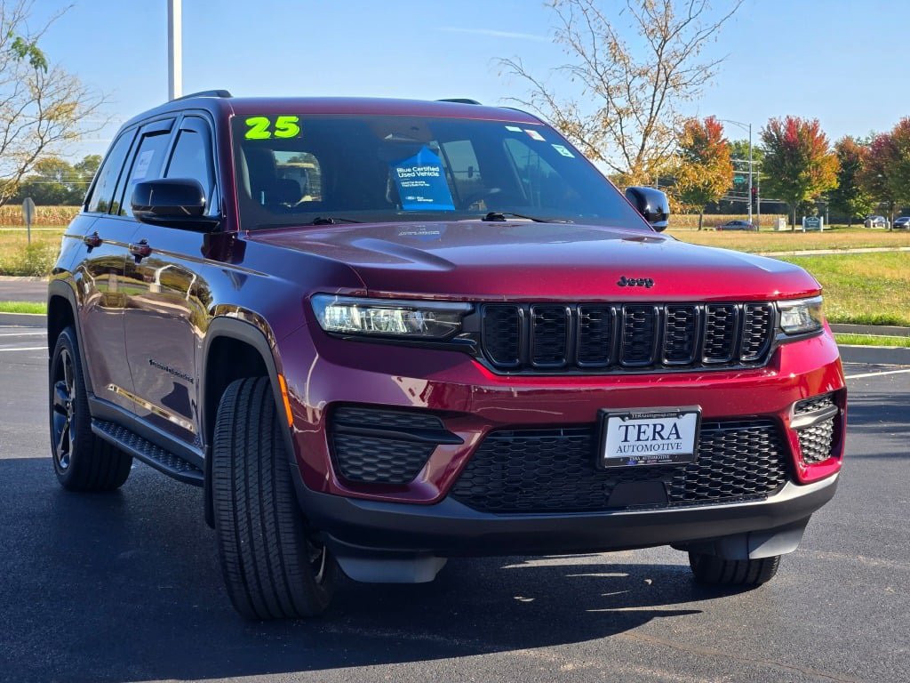 Used 2025 Jeep Grand Cherokee Altitude w/ Trailer Tow Package AWD/4WD image 4