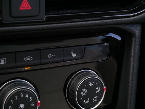 Certified 2023 Volkswagen Taos SE w/ Panoramic Sunroof Package image 29