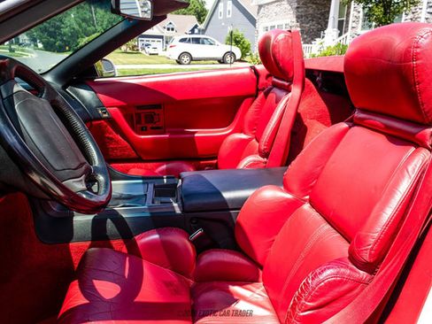 Used 1991 Chevrolet Corvette Convertible RWD image 32