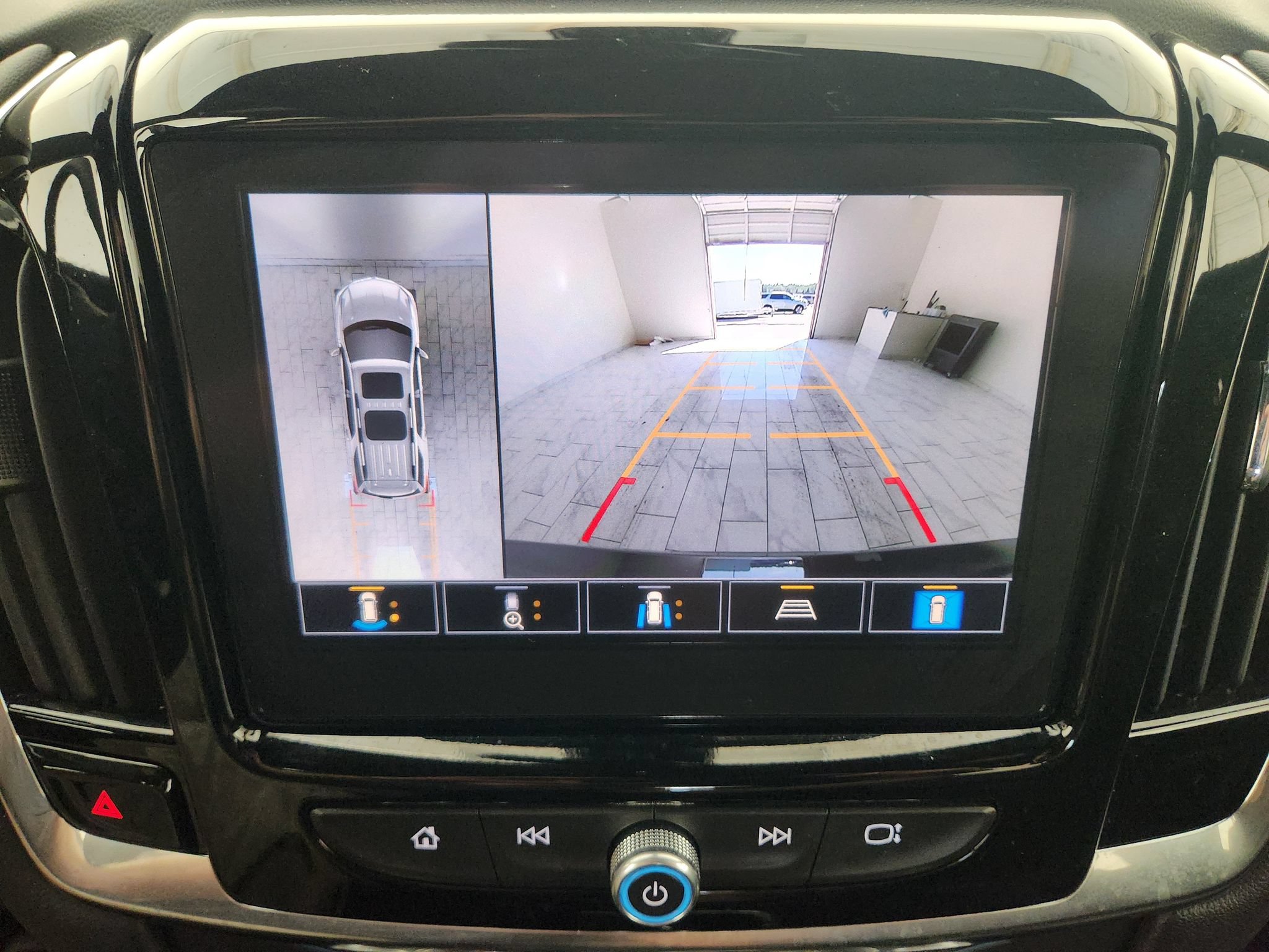 Used 2023 Chevrolet Traverse RS FWD image 16