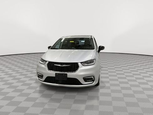 Used 2024 Chrysler Pacifica Touring-L image 4