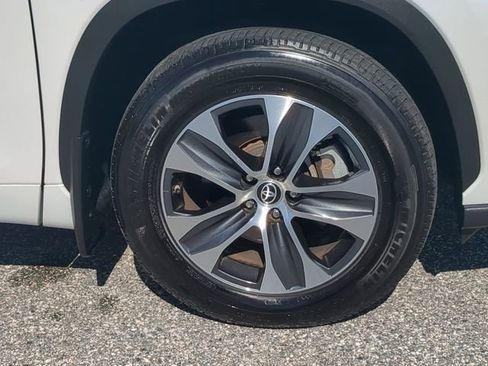 Certified 2024 Toyota Highlander XLE image 11